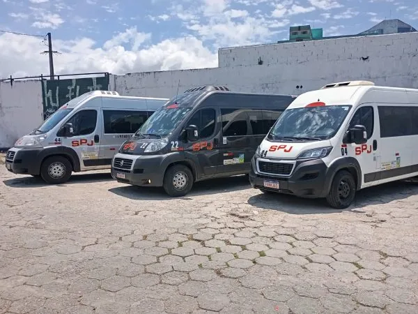 Frota de vans da SPJ Turismo em São Vicente